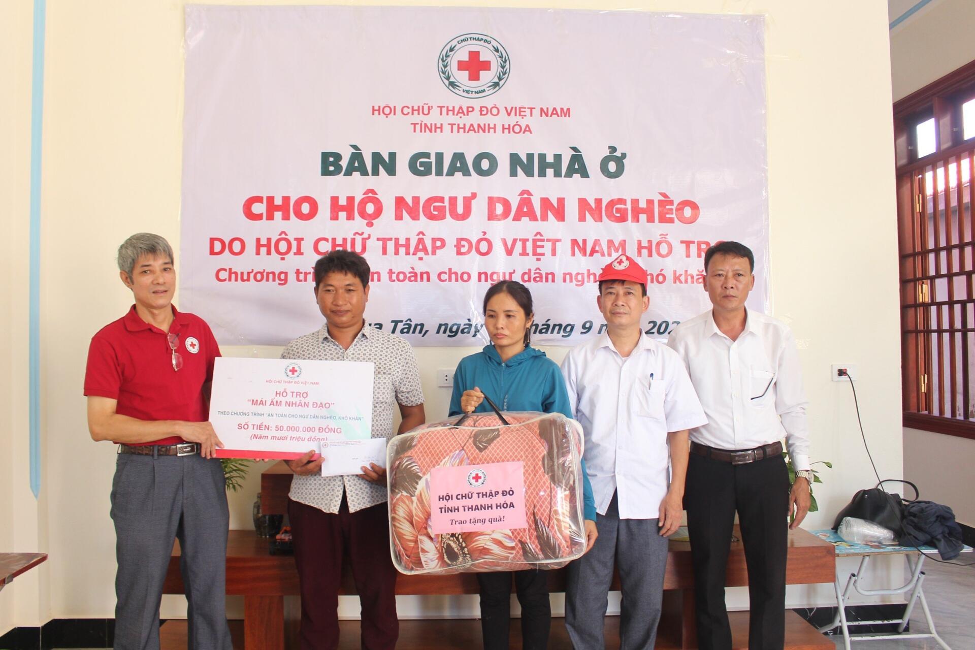 Nga Sơn: Bàn giao nhà cho ngư dân nghèo, khó khăn