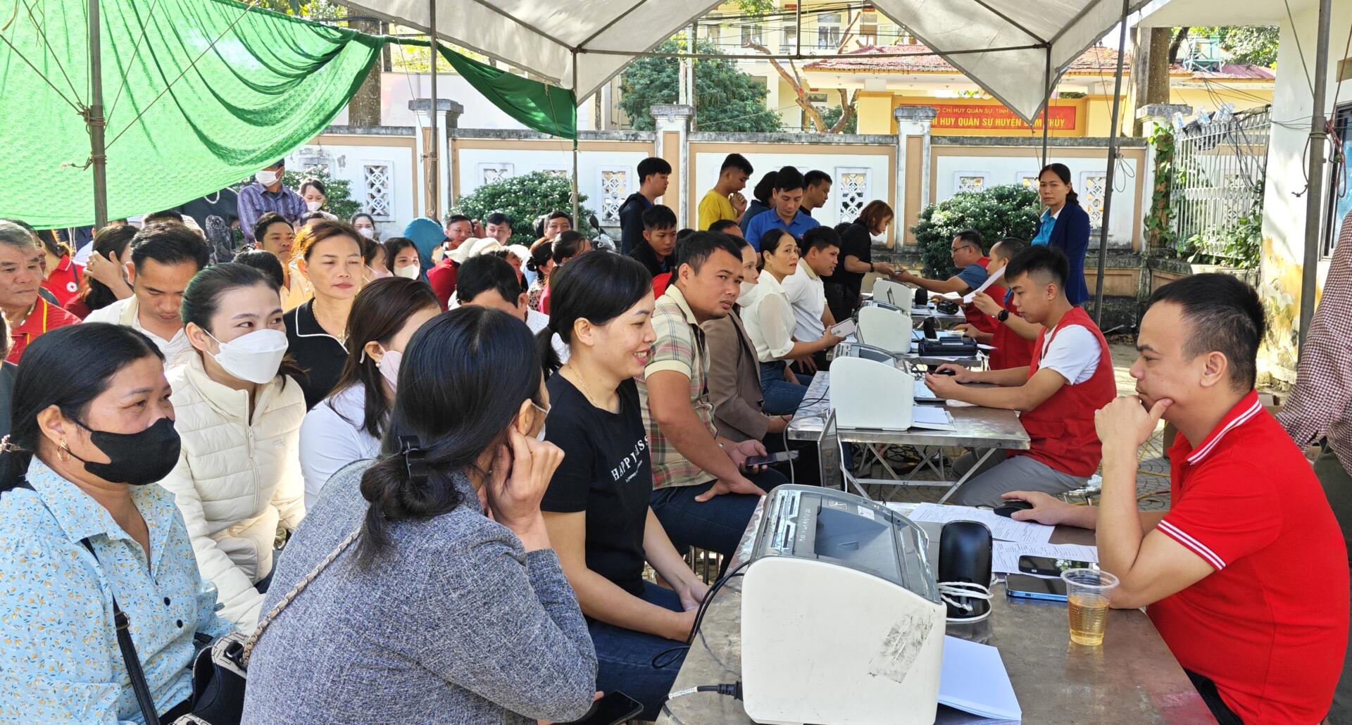 Ngày Hội Hiến Máu Tình Nguyện “Giọt Hồng Đất Cẩm” Thành Công Rực Rỡ