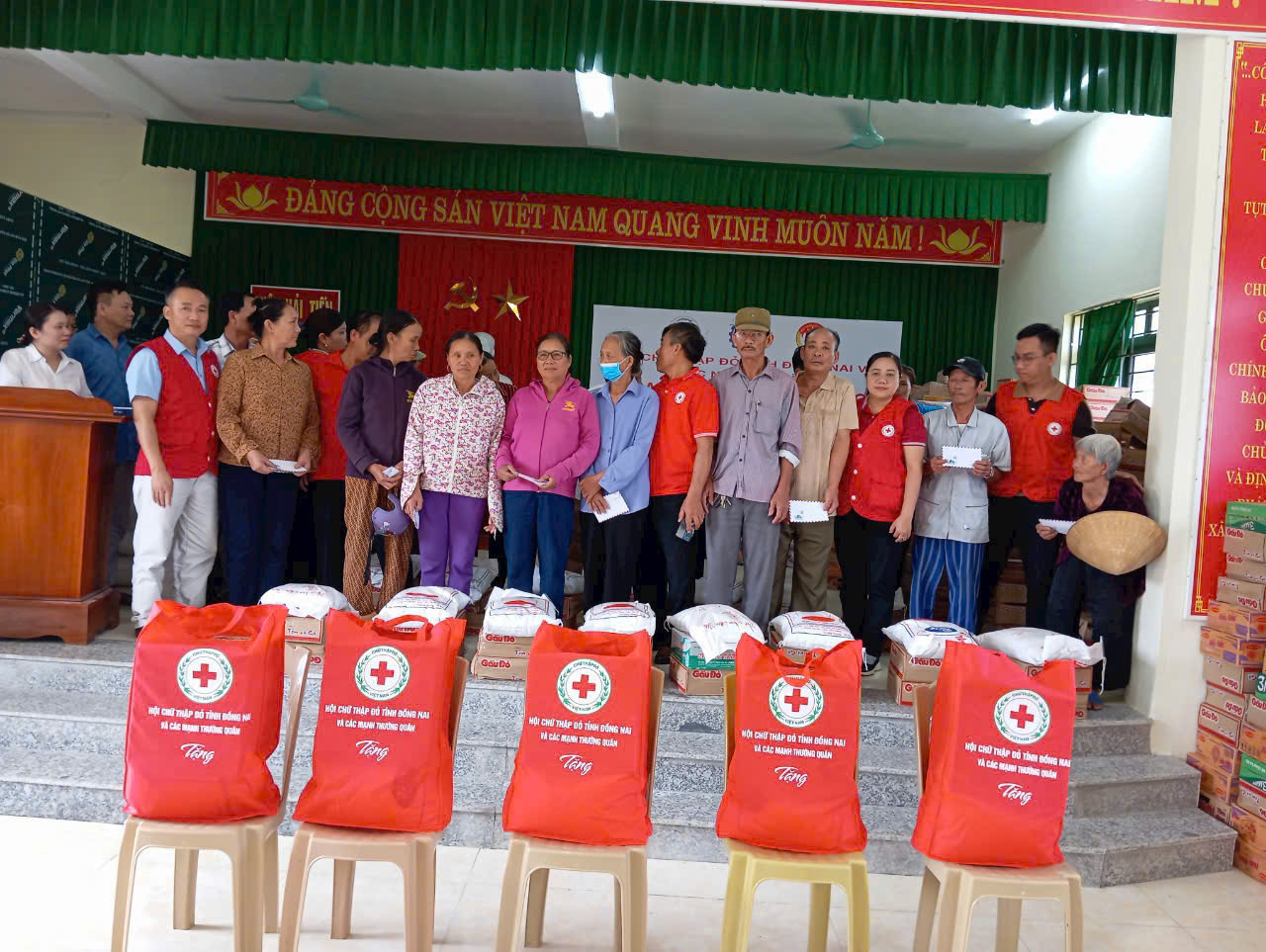 Chương trình trao tặng quà cho hộ gia đình có hoàn cảnh khó khăn và ngư dân bị ảnh hưởng thiên tai