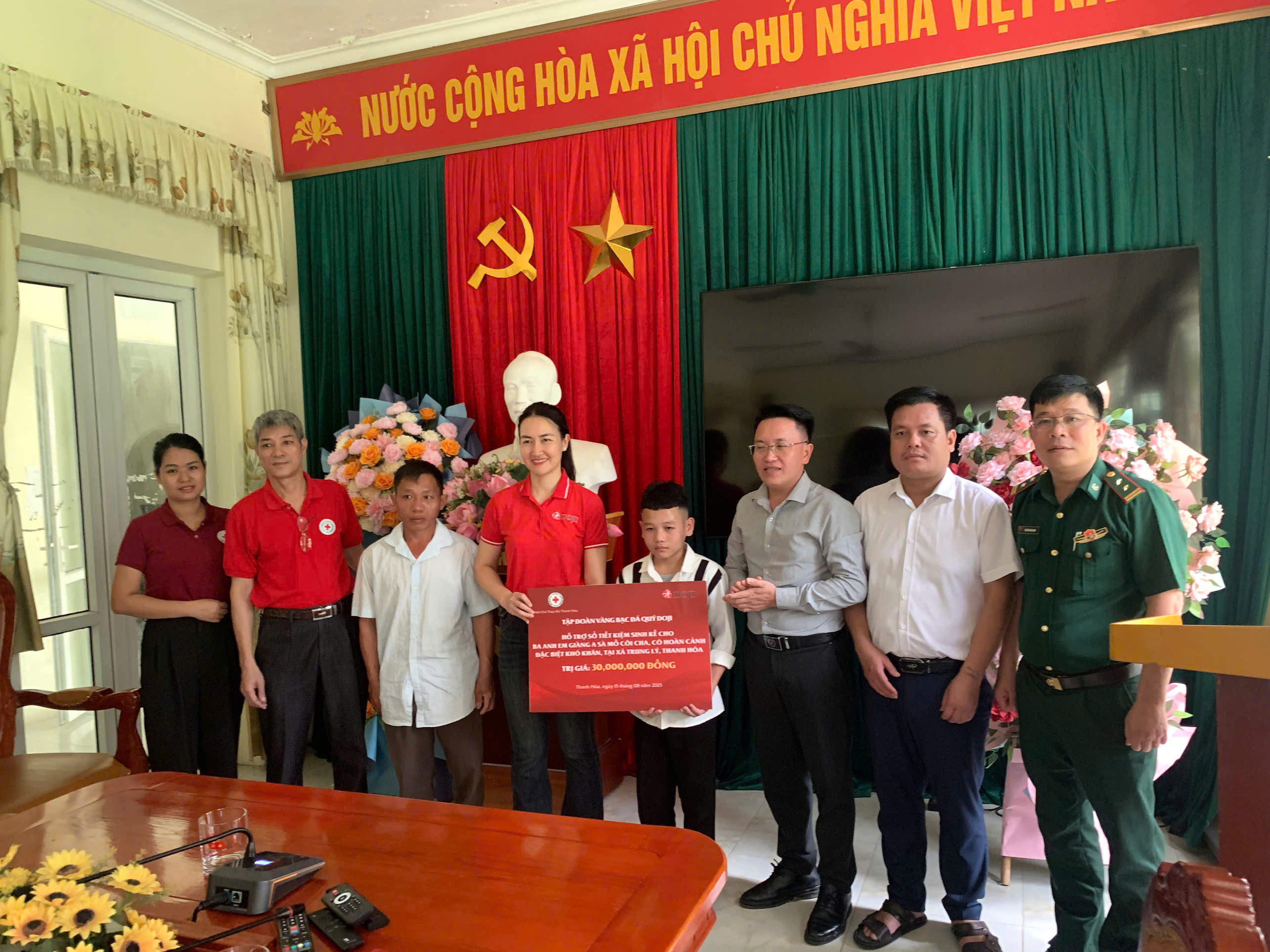 Theo bước chân em tới trường: Mang yêu thương đến bản vùng cao biên giới tỉnh Thanh (Bài 2) 