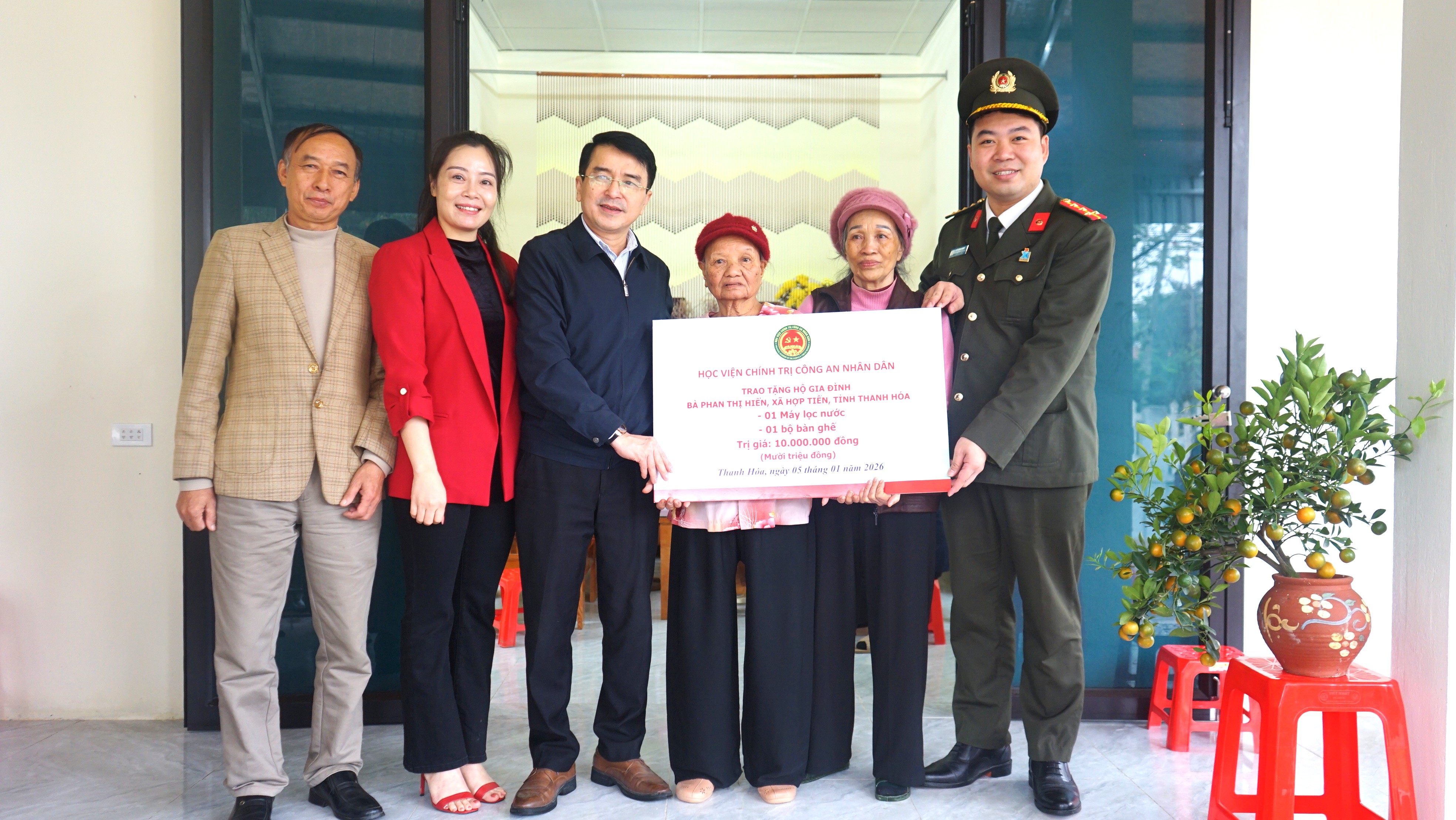 TRAO NHÀ Ở CHO HỘ GIA ĐÌNH KHÓ KHĂN TRONG NGÀY LÀM VIỆC ĐẦU TIÊN NĂM 2026