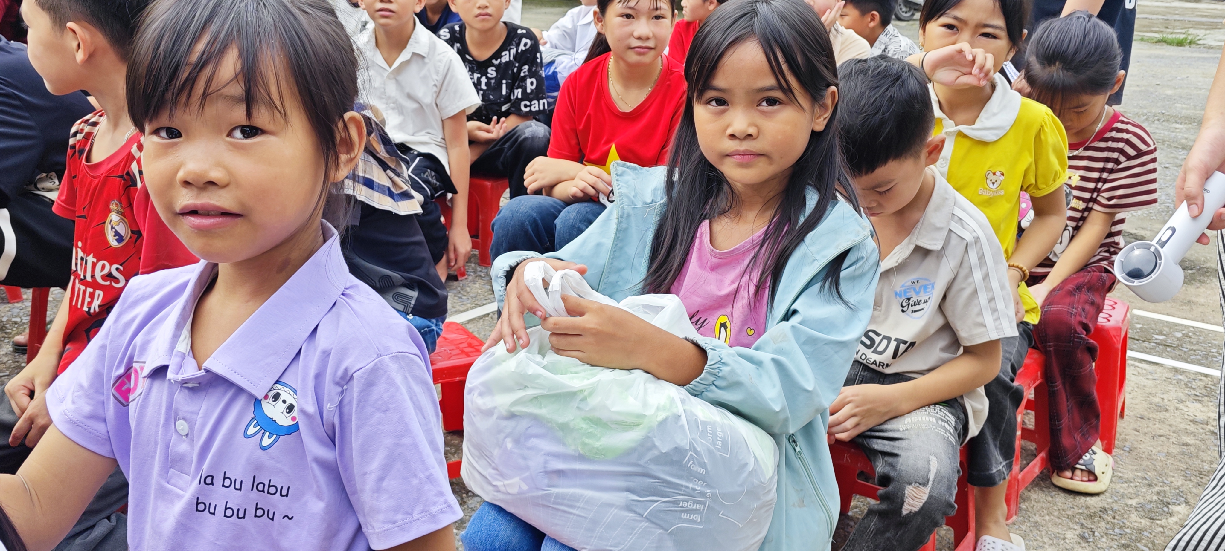 Theo bước chân em tới trường: Hành trình trao yêu thương tại Thanh Hòa (Bài 1)